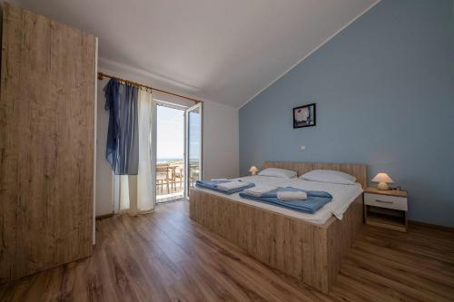 Ένα ή περισσότερα κρεβάτια σε δωμάτιο στο Family friendly apartments with a swimming pool Palit, Rab - 16330
