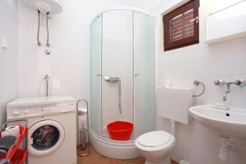Kúpeľňa v ubytovaní Apartment Slatine 16345a