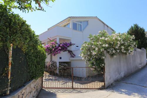 Fotografie z fotogalerie ubytování Apartments by the sea Slatine, Ciovo - 16345 v destinaci Slatine