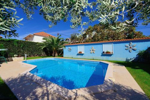 Bazén v ubytování Family friendly apartments with a swimming pool Zadar - 16336 nebo v jeho okolí