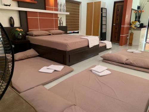 2 posti letto in camera con asciugamani sul pavimento di Beach getaway Studio Villa in Lobo a Lobo