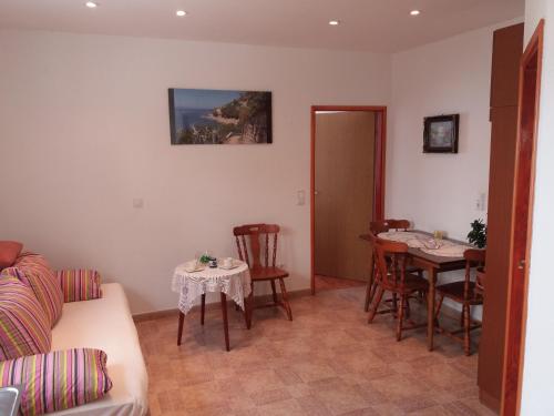 - un salon avec une table et une salle à manger dans l'établissement Apartments by the sea Pisak, Omis - 16411, à Mimice