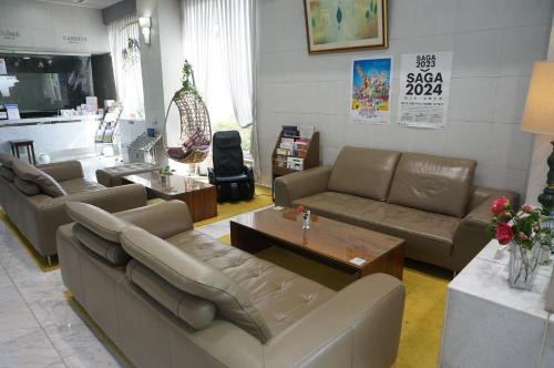 uma sala de estar com dois sofás e uma mesa em Imari Grand Hotel em Imari
