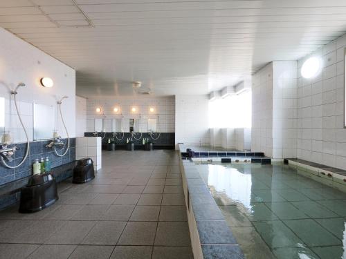 una gran piscina en una gran habitación con agua en Imari Grand Hotel en Imari