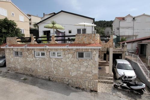 Apartments with a parking space Mastrinka, Ciovo - 16463