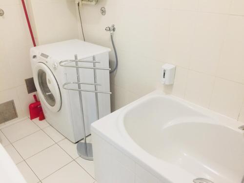 ein Badezimmer mit einer Waschmaschine und einem Waschbecken in der Unterkunft Apartments with WiFi Zagreb - 16462 in Zagreb