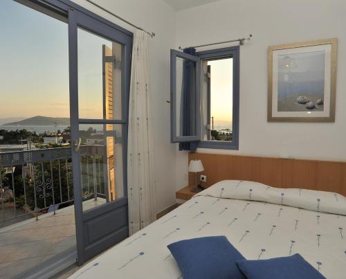 Tempat tidur dalam kamar di Fistikies Holiday Apartments