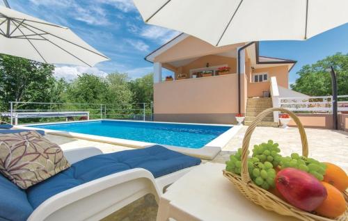 Zdjęcie z galerii obiektu Family friendly house with a swimming pool Sumber, Central Istria - Sredisnja Istra - 16465 w mieście Nedeščina