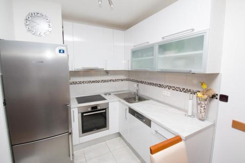 Apartments with parking space Omis - 16497