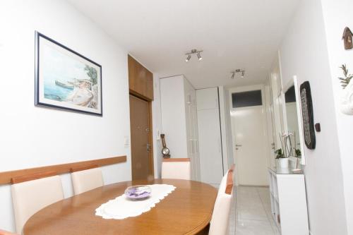 Apartments with parking space Omis - 16497
