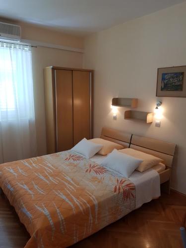Apartments with parking space Makarska - 16521