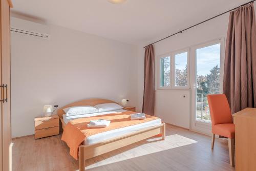 ein Schlafzimmer mit einem Bett und einem großen Fenster in der Unterkunft Holiday house with a parking space Vrsi - Mulo, Zadar - 16527 in Vrsi