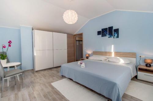 um quarto com uma cama, uma mesa e uma cadeira em Apartments with a parking space Mali Losinj (Losinj) - 16555 em Mali Lošinj