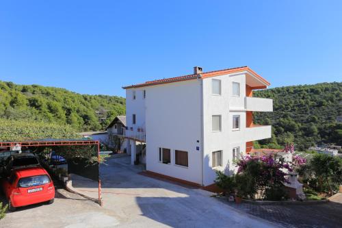 Fotografia z galérie ubytovania Family friendly apartments with a swimming pool Mavarstica, Ciovo - 16559 v Trogiri