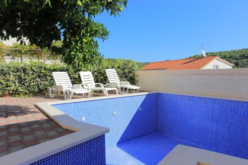 Family-friendly apartments with swimming pool Mavarstica, Ciovo - 16559