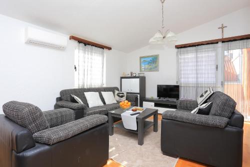 Family-friendly apartments with swimming pool Mavarstica, Ciovo - 16559