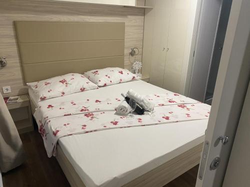 ein Schlafzimmer mit einem Bett mit Blumen darauf in der Unterkunft Apartments with a parking space Pakostane, Biograd - 16579 in Pakoštane