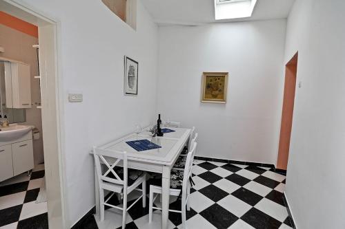 eine Küche mit einem weißen Tisch und 2 Stühlen in der Unterkunft Apartments by the sea Sucuraj, Hvar - 16404 in Sućuraj