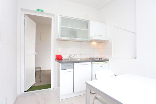 Kuchyň nebo kuchyňský kout v ubytování Apartments with a parking space Makarska - 16430