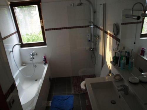 Et badeværelse på Holiday house with a parking space Splitska, Brac - 16530