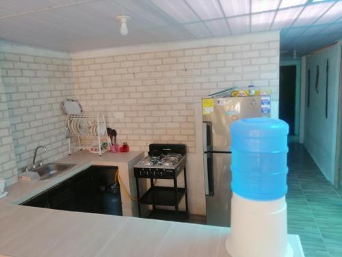 una cocina con una botella de agua en la encimera en ApartaRefugio EL RETIRO VERDE 2, en Leticia