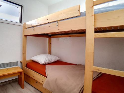une chambre avec deux lits superposés dans une pièce dans l'établissement Studio lumineux skis aux pieds avec balcon et WIFI - FR-1-344-902, aux Menuires