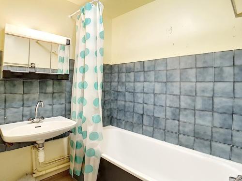 une salle de bain avec un lavabo et une baignoire dans l'établissement Studio lumineux skis aux pieds avec balcon et WIFI - FR-1-344-902, aux Menuires