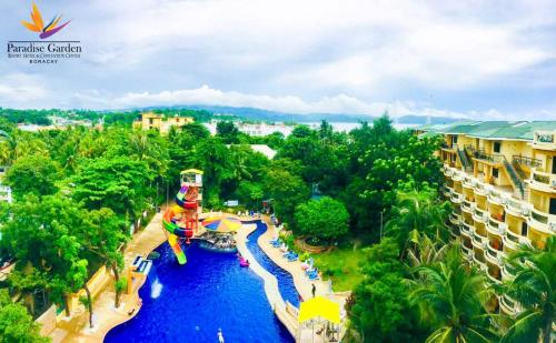 einen Luftblick auf einen Wasserpark mit einer Wasserrutsche in der Unterkunft Paradise Garden Hotel and Convention Boracay Powered by ASTON in Boracay