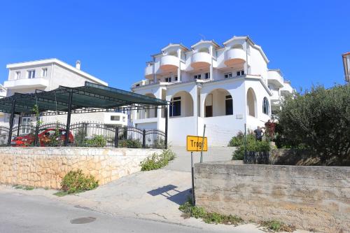 Fotografie z fotogalerie ubytování Apartments and rooms by the sea Trogir - 16536 v Trogiru