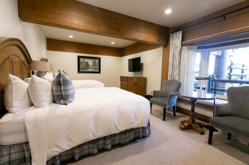 Schlafzimmer mit einem großen weißen Bett und einem Schreibtisch in der Unterkunft Deluxe Two Queen Room Hotel Room in Park City