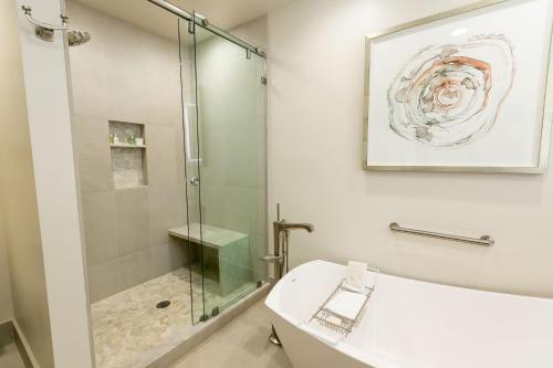 y baño con ducha acristalada y lavamanos. en Deluxe Two Queen Room Hotel Room en Park City