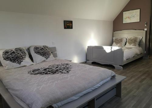 a bedroom with two beds in a room at Chambre Fleurs de Lys proche Zooparc de Beauval et des Châteaux de la Loire in Couffy