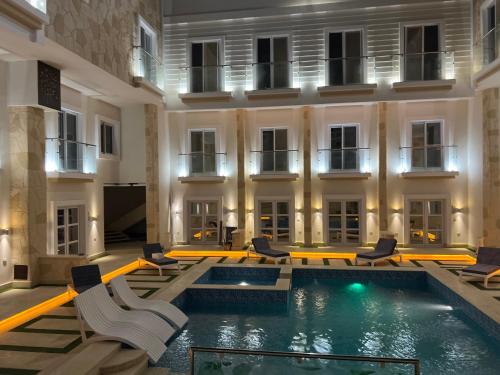 hotelowy hol z basenem i krzesłami w obiekcie Boka Bay One w mieście Hurghada