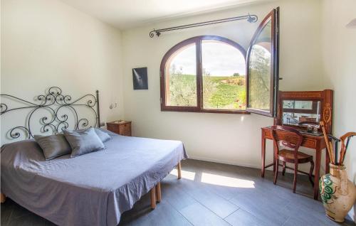 Schlafzimmer mit einem Bett, einem Fenster und einem Schreibtisch in der Unterkunft 2 Bedroom Gorgeous Home In Montelupo Fiorentino in Villanova