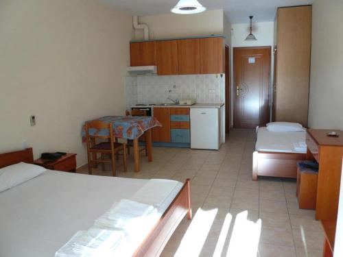 uma cozinha com uma cama e uma mesa num quarto em HotelApart Filoxenia em Alexandroupoli