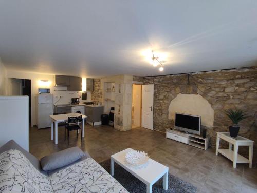 un salon avec un canapé et une cuisine dans l'établissement Pont De Crau, à Arles