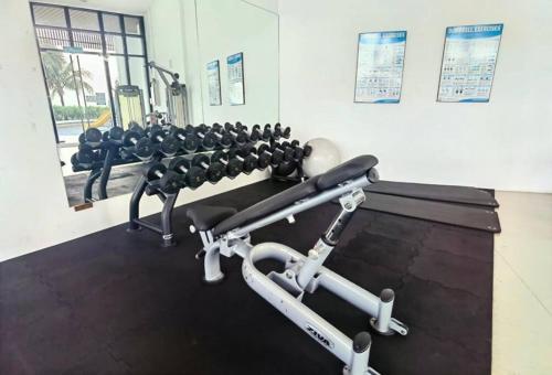 a gym with a row of weights at Almas Suite바다 전망 무지 100mbps 넷플릭스스텔라 국제학교까지 도보 2분 in Nusajaya