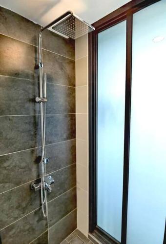a bathroom with a shower with a glass door at Almas Suite바다 전망 무지 100mbps 넷플릭스스텔라 국제학교까지 도보 2분 in Nusajaya