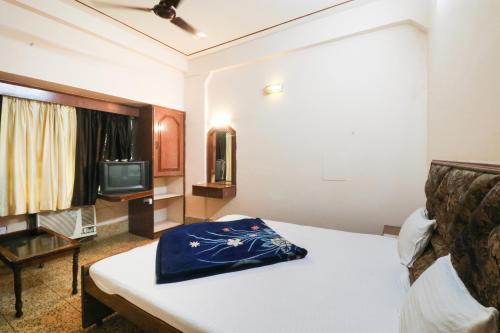 Hotel Natrajにあるテレビまたはエンターテインメントセンター