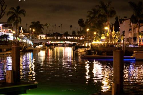 un cuerpo de agua por la noche con un puente en Beautiful 2 Story Right by the Water, Ocean View en Long Beach