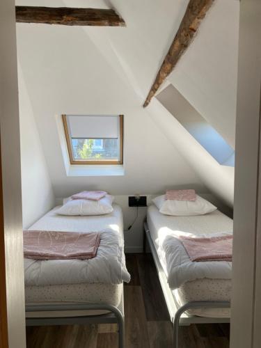 Säng eller sängar i ett rum på Wierums Huske aan de Waddenzee Unesco Werelderfgoed