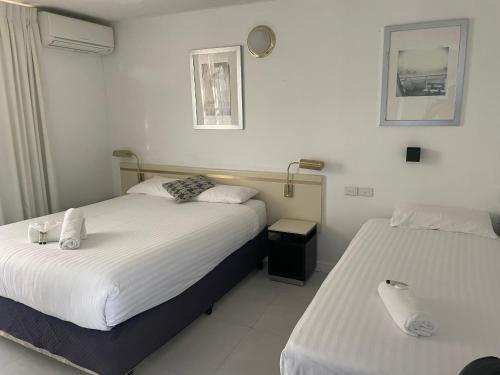 Postel nebo postele na pokoji v ubytování Lakeview Motor Inn