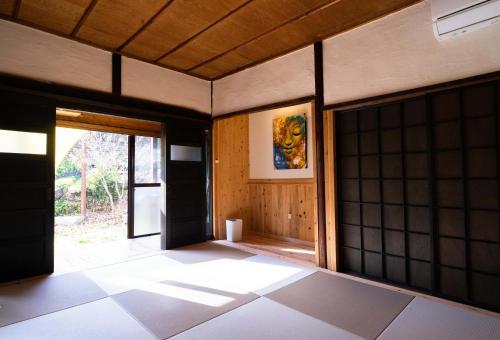an entrance to a japanese room with a door at 里山の花乃家 in Tanikawa