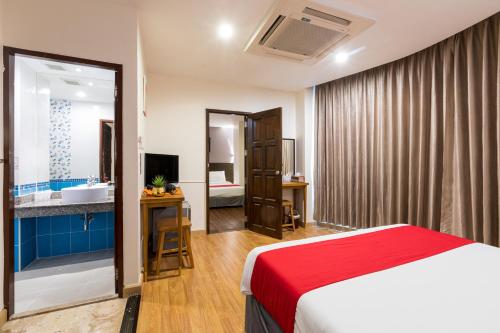 Ένα ή περισσότερα κρεβάτια σε δωμάτιο στο 24@Home Hotel