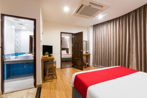Habitación de hotel con cama y baño en 24@Home Hotel, en Nonthaburi