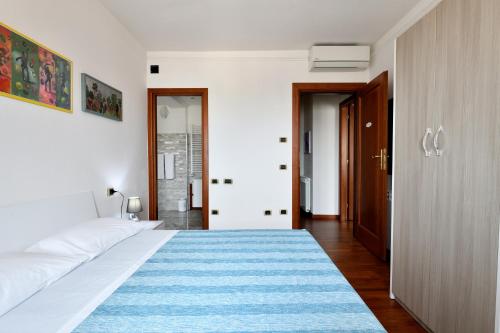 a bedroom with a bed and a blue rug at Sa Omu Bianca in Tortolì