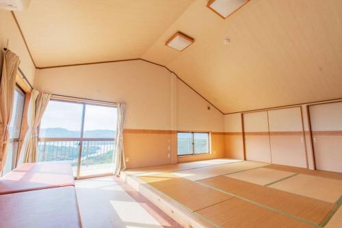 a large room with a large window and a large room at 【スカイテラス10―A24／25】 in Gokashoura