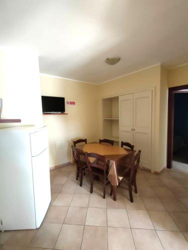 a kitchen and dining room with a table and chairs at Puesta De Sol Residence in Lampedusa