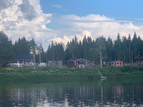 a group of houses next to a body of water at Luxus Tiny House Saagala in Tornio