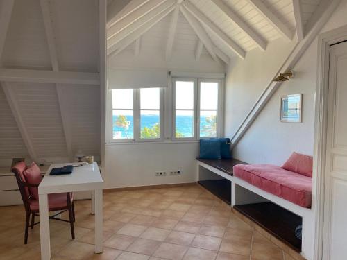 um quarto com uma cama, uma secretária e uma mesa em Lovely one bedroom holiday home by the beach em Orient Bay